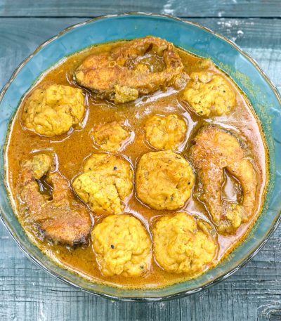 হাতে তৈরি খাঁটি মাসকলাইয়ের কুমড়া বড়ি যা ঘরোয়া পরিবেশে কড়া রোদে শুকিয়ে প্রস্তুত করা হয়েছে।
